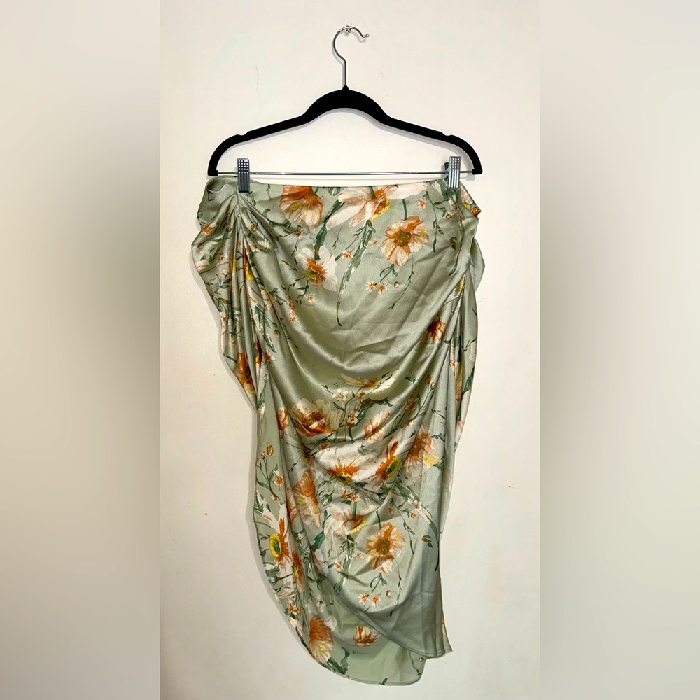 🆕 Floral Ruched Asymmetrical Skirt| NWT | XL(12/14) 💐| style pictured on me. - Picture 4 of 6